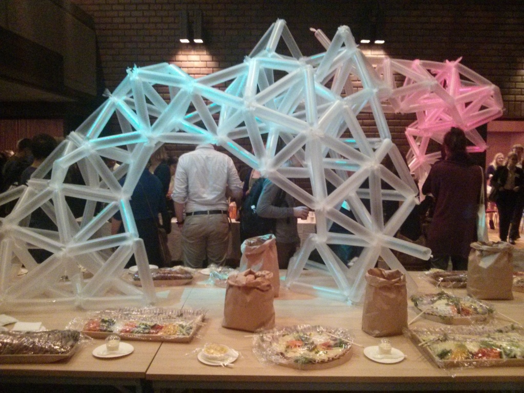 Das Buffet + ein Kunstwerk von 2 Architekten (dieses wurde rein aus Plastiktüten erstellt, die man in Japan bekommt, wenn es regnet und einen Laden betritt um seinen Regenschirm in diese Tüte zu tun. Unglaubliche Plastikverschwendung, die die beiden Architekten mit ihrem Werk ansprechen wollten.)