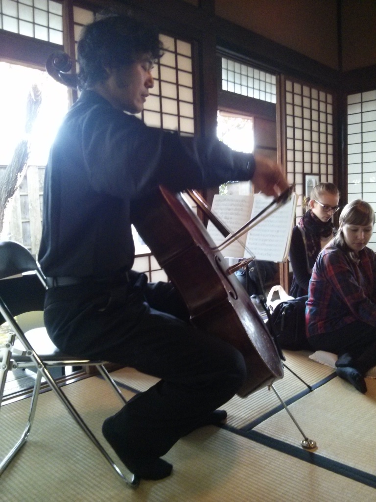 Unser Cellist, der uns diverse Stücke von Bach vorspielte, aber auch japanische Stücke, die jeweils die Eindrücke der verschiedenen Jahreszeiten beschrieben