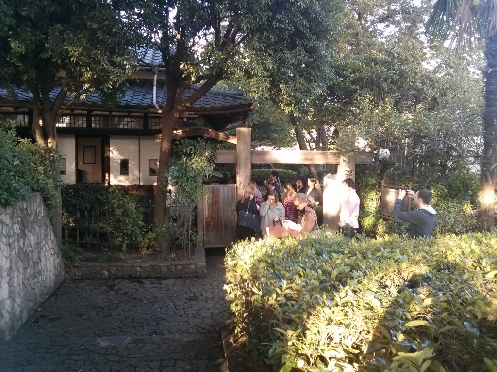 Hier das Farmhaus von außen mit Eingangstor.